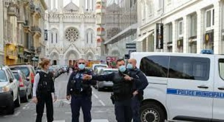 Attentato a Nizza, tre vittime nella cattedrale Notre-Dame: una donna decapitata